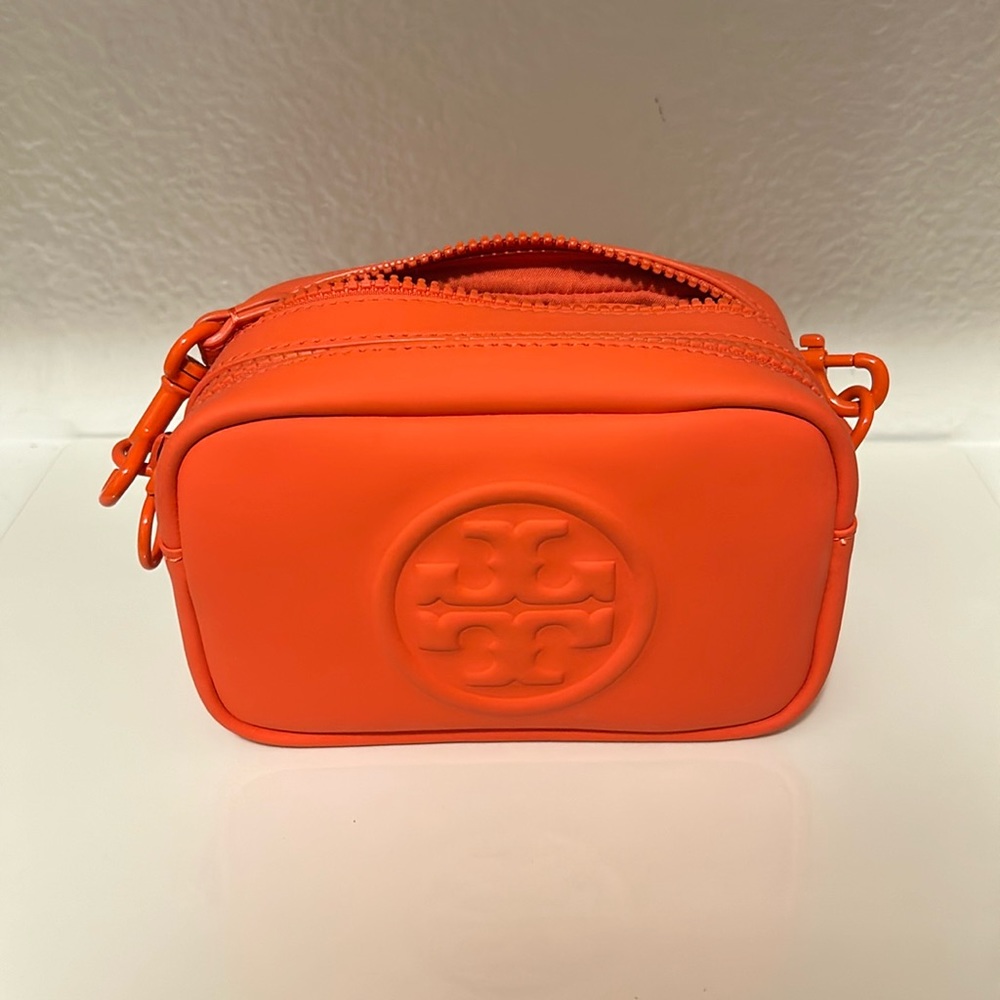 Authentic Tory Burch bag in excellent condition! Never worn
